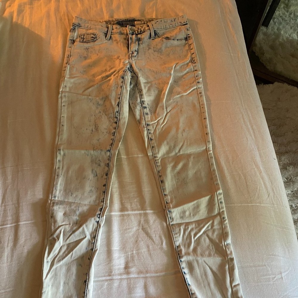 Low-rise, bleached jeans